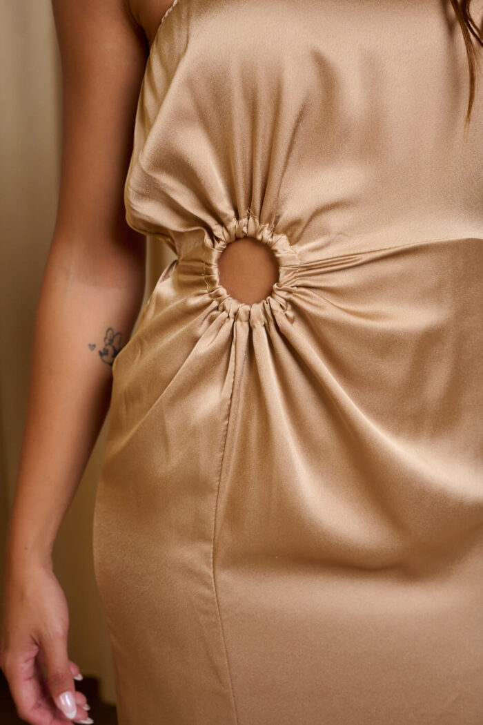 Φόρεμα midi σατέν one shoulder με κυκλική λεπτομέρεια από κρίκο μπεζ