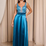 Φόρεμα maxi σατέν με κεντημένο μπούστο και ζώνη με πιέτες πετρόλ