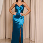 Φόρεμα maxi σατέν με τιράντες στρας και πιέτες σε μπούστο και μέση πετρόλ