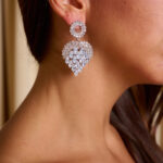 Σκουλαρίκια σε σχήμα καρδιάς με μικρά στρας ασημί