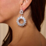 Σκουλαρίκια στρογγυλά με διαφανείς κρυστάλλινες πέτρες σε μορφή λουλουδιών ασημί