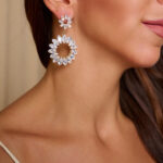 Σκουλαρίκια στρογγυλά με διαφανείς κρυστάλλινες πέτρες σε μορφή λουλουδιών χρυσά