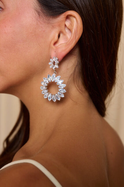 Σκουλαρίκια στρογγυλά με διαφανείς κρυστάλλινες πέτρες σε μορφή λουλουδιών ασημί