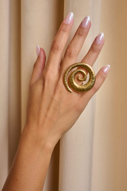 Δαχτυλίδι με σχήμα σπείρας και ανάγλυφη υφή χρυσό