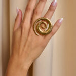 Δαχτυλίδι με σχήμα σπείρας και ανάγλυφη υφή χρυσό