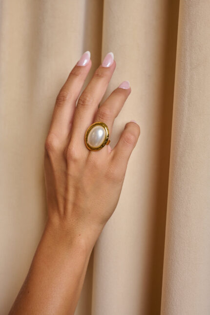 Δαχτυλίδι με οβάλ βάση και πέρλα χρυσό