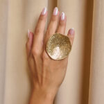 Δαχτυλίδι πλατύ ακανόνιστα στρογγυλό με σφυρήλατα στοιχεία χρυσό