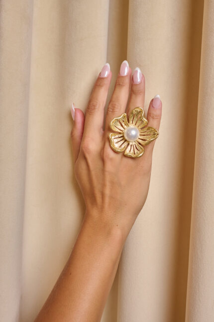 Δαχτυλίδι σε σχήμα λουλούδι με πέρλα στο κέντρο χρυσό