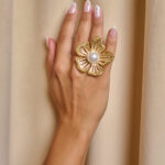 Δαχτυλίδι σε σχήμα λουλούδι με πέρλα στο κέντρο χρυσό
