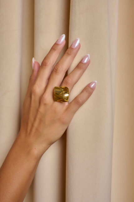 Δαχτυλίδι τετράγωνο με ανάγλυφο κυματιστό σχέδιο χρυσό