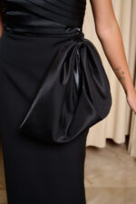 Φόρεμα maxi one shoulder με σατέν πιέτες και φιόγκο μαύρο