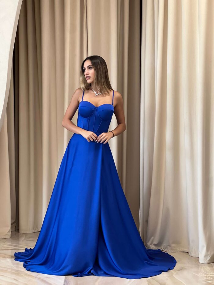 Φόρεμα maxi σατέν στράπλες με σκίσιμο μπλε ρουά