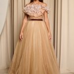 Φόρεμα maxi off shoulder με τούλι και τρισδιάστατο γκλίτερ ανοιχτό καφέ