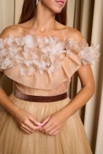 Φόρεμα maxi off shoulder με τούλι και τρισδιάστατο γκλίτερ ανοιχτό καφέ