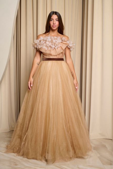 Φόρεμα maxi off shoulder με τούλι και τρισδιάστατο γκλίτερ ανοιχτό καφέ