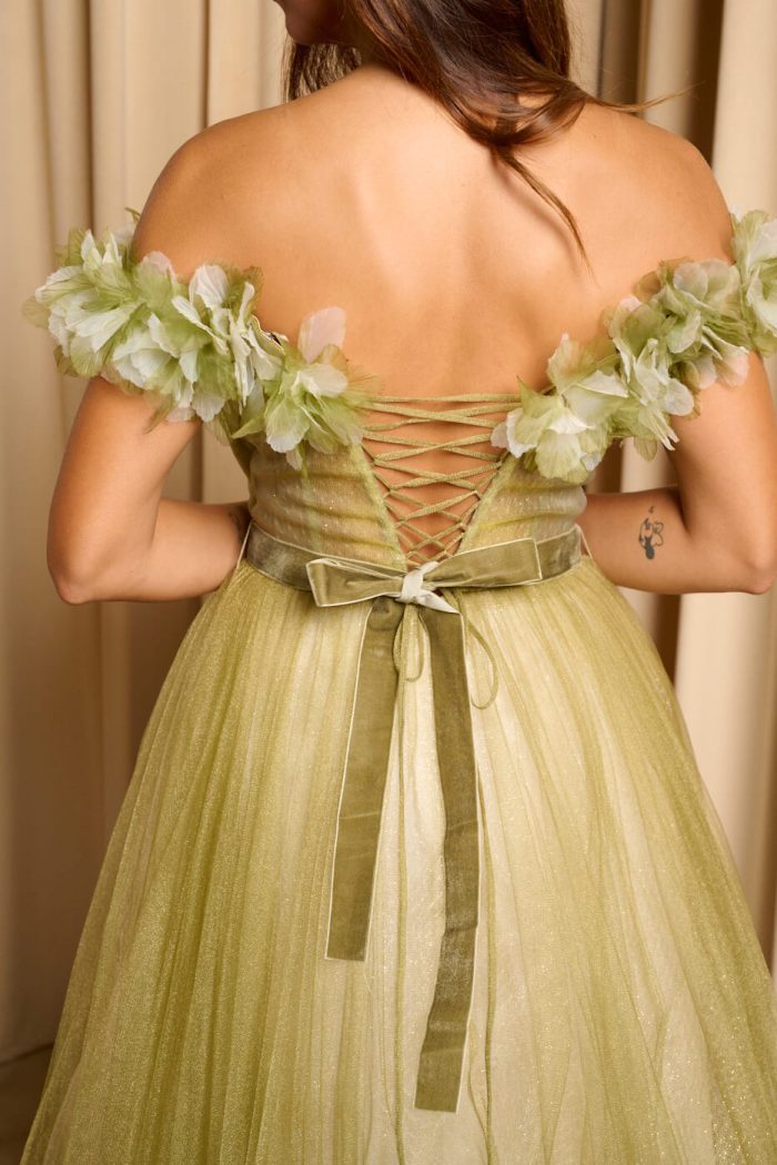 Φόρεμα maxi off shoulder με τούλι και τρισδιάστατο γκλίτερ λαδί