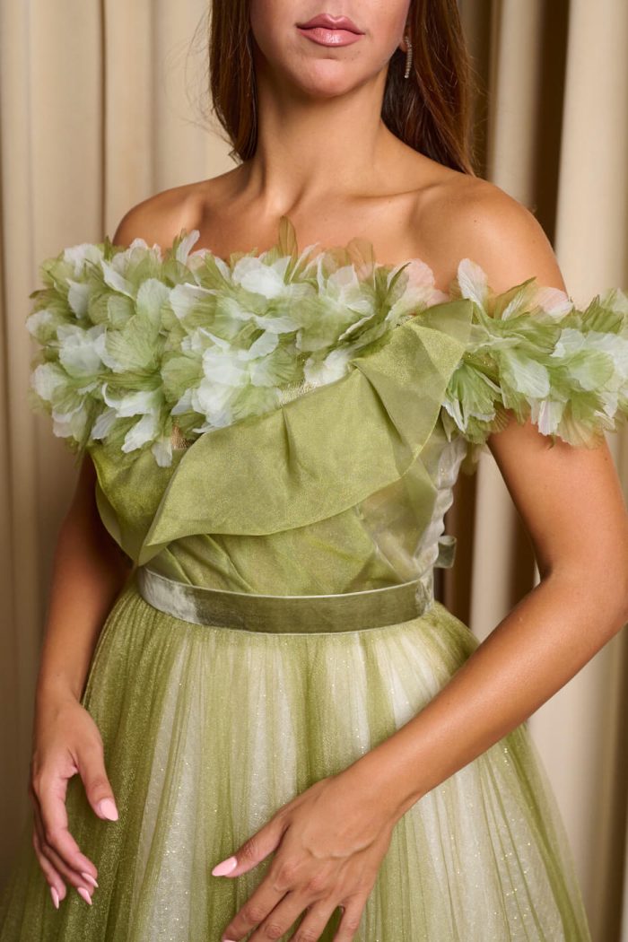 Φόρεμα maxi off shoulder με τούλι και τρισδιάστατο γκλίτερ λαδί