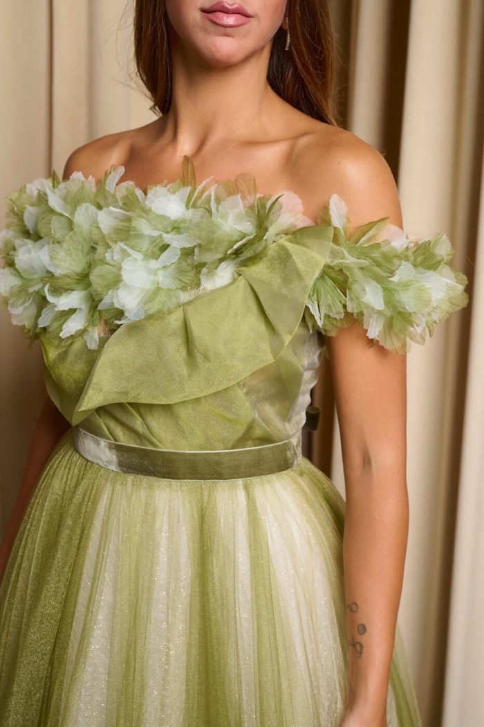 Φόρεμα maxi off shoulder με τούλι και τρισδιάστατο γκλίτερ λαδί