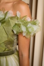 Φόρεμα maxi off shoulder με τούλι και τρισδιάστατο γκλίτερ λαδί