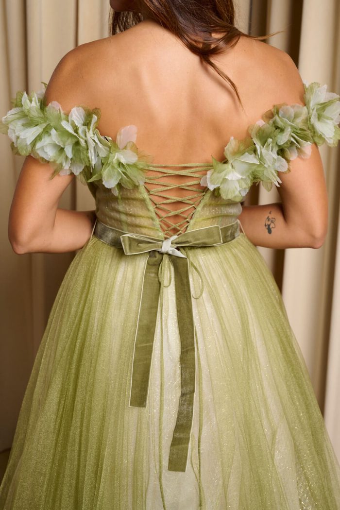 Φόρεμα maxi off shoulder με τούλι και τρισδιάστατο γκλίτερ λαδί