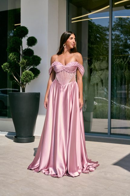 Φόρεμα maxi σατεν off shoulder με κορσέ baby pink