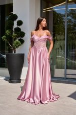 Φόρεμα maxi σατεν off shoulder με κορσέ baby pink - Image 2