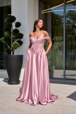 Φόρεμα maxi σατεν off shoulder με κορσέ baby pink - Image 3