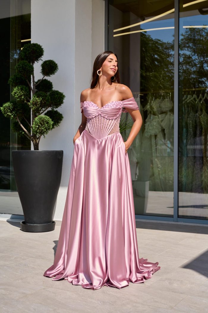 Φόρεμα maxi σατεν off shoulder με κορσέ baby pink - Image 3