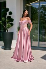 Φόρεμα maxi σατεν off shoulder με κορσέ baby pink - Image 4