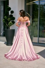 Φόρεμα maxi σατεν off shoulder με κορσέ baby pink - Image 5