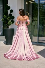 Φόρεμα maxi σατεν off shoulder με κορσέ baby pink - Image 6