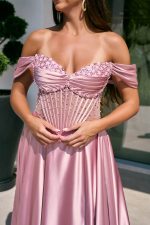 Φόρεμα maxi σατεν off shoulder με κορσέ baby pink - Image 7