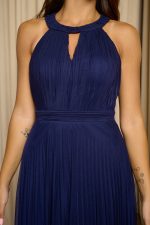 Φόρεμα maxi πλισέ με halter λαιμόκοψη και ραμμένη ζώνη midnight blue - Image 9