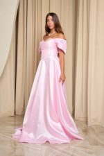Φόρεμα maxi γυαλιστερή οργάντζα off shoulder με κορσέ baby pink