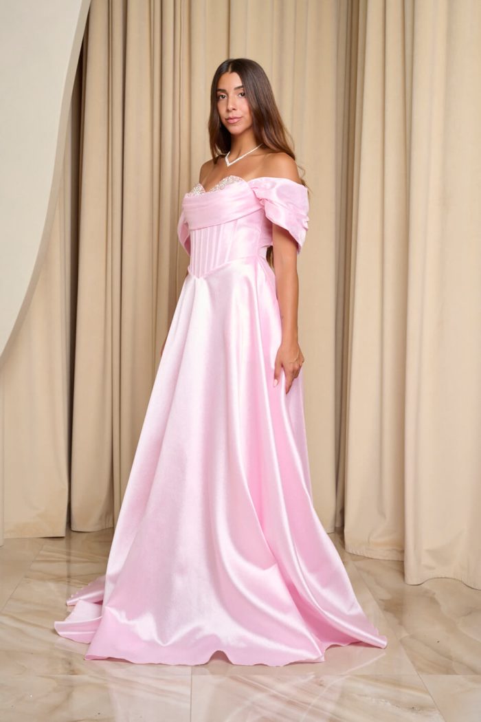 Φόρεμα maxi γυαλιστερή οργάντζα off shoulder με κορσέ baby pink