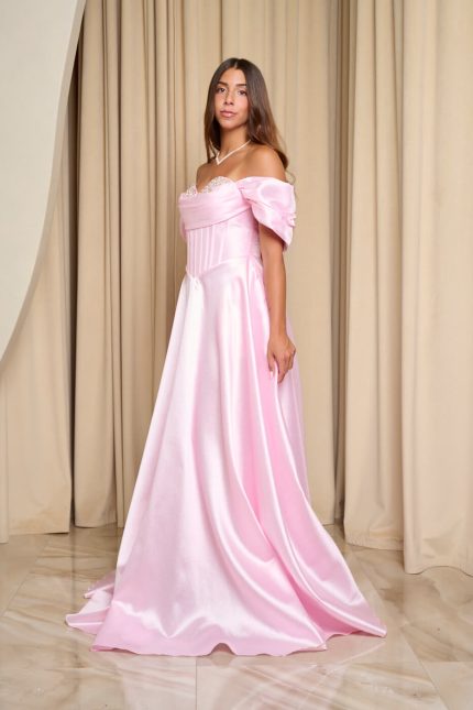 Φόρεμα maxi γυαλιστερή οργάντζα off shoulder με κορσέ baby pink