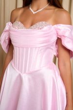 Φόρεμα maxi γυαλιστερή οργάντζα off shoulder με κορσέ baby pink