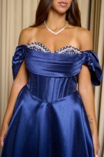 Φόρεμα maxi γυαλιστερή οργάντζα off shoulder με κορσέ midnight blue - Image 9