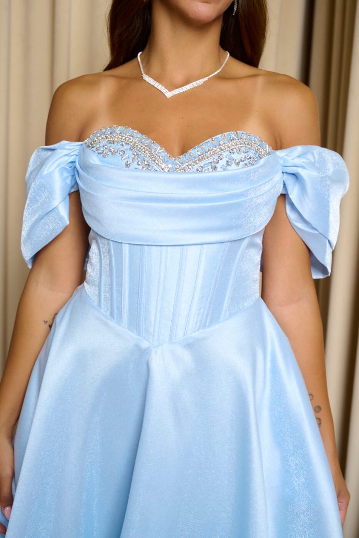 Φόρεμα maxi γυαλιστερή οργάντζα off shoulder με κορσέ baby blue - Image 9