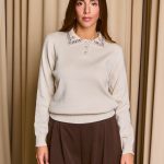 Μπλούζα πλεκτή μπεζ με πέτρες στον γιακά