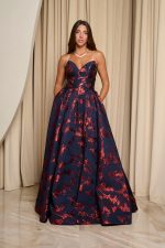 Φόρεμα maxi μπροκάρ με κόκκινo print σε midnight blue - Image 2