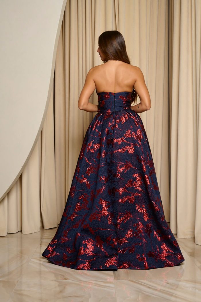 Φόρεμα maxi μπροκάρ με κόκκινo print σε midnight blue - Image 6