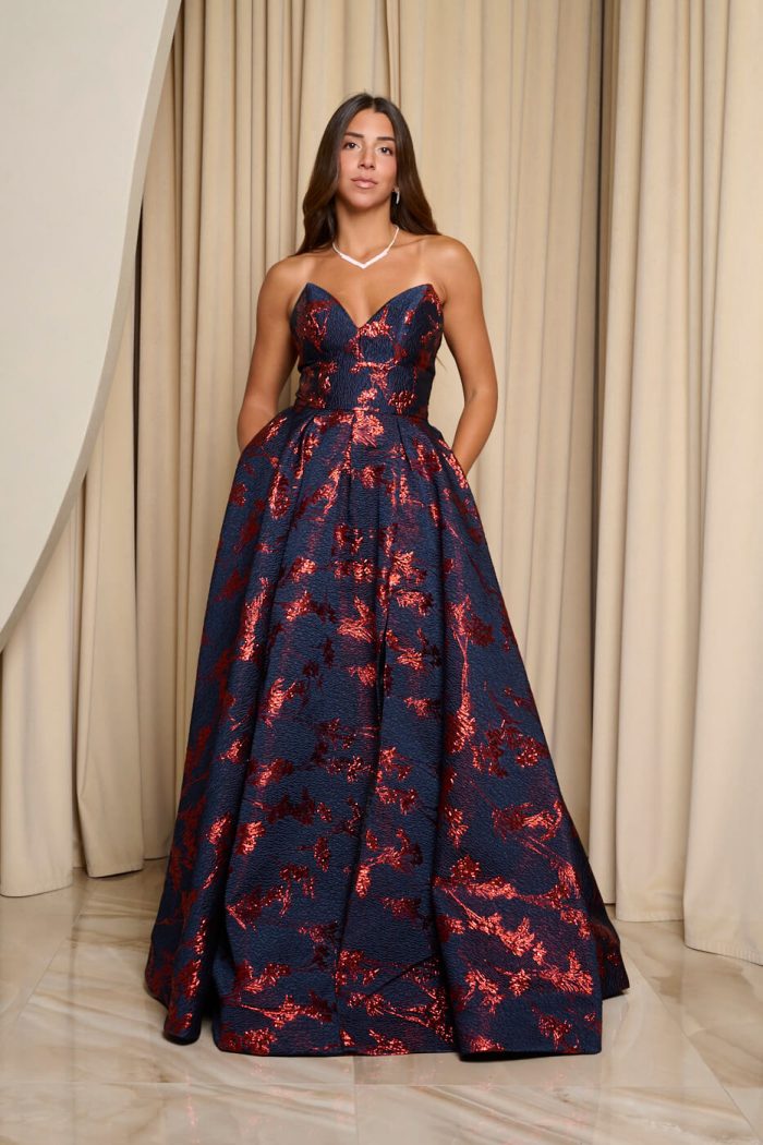 Φόρεμα maxi μπροκάρ με κόκκινo print σε midnight blue - Image 8