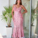 Φόρεμα midi με παγιέτες και λεπτές τιράντες ροζ