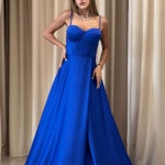 Φόρεμα maxi σατέν στράπλες με σκίσιμο μπλε ρουά