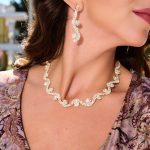 Σετ κολιέ - σκουλαρίκια με κυματιστό σχέδιο με στρας χρυσό