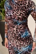 Φόρεμα midi με σούρες animal print - Image 7