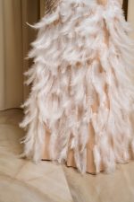 Φόρεμα maxi με κεντημένα στο χέρι στρας και feathers nude