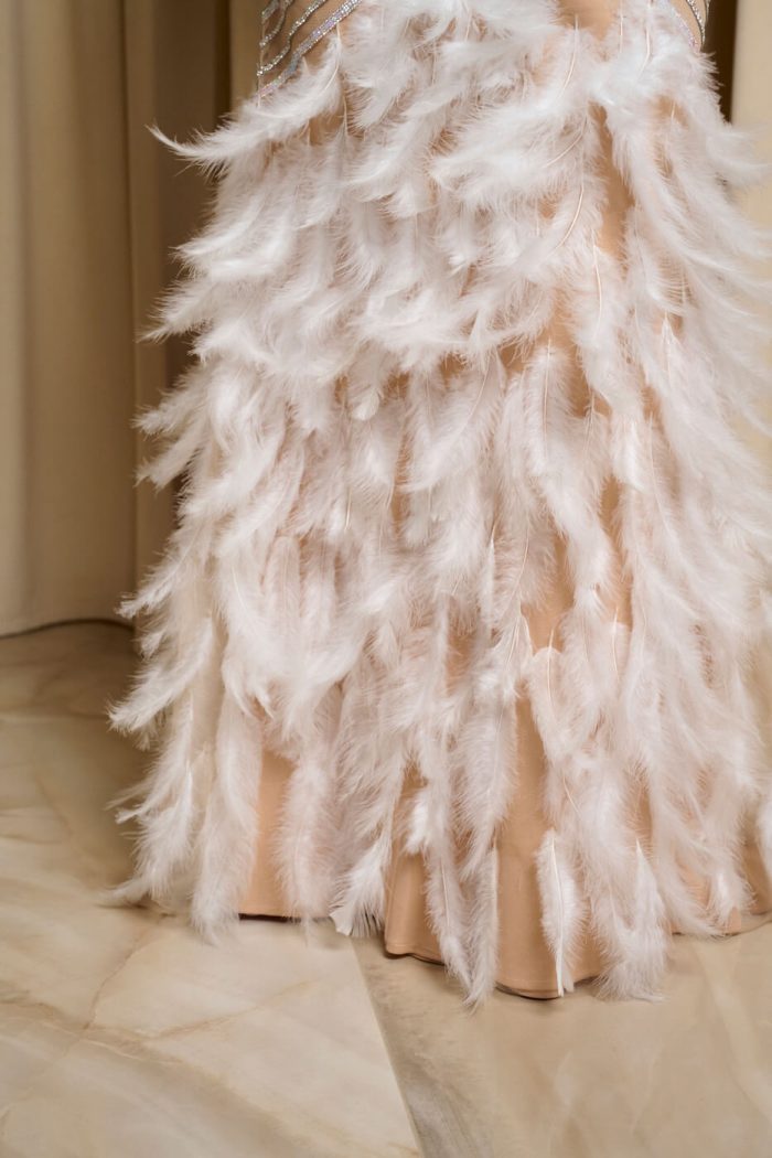 Φόρεμα maxi με κεντημένα στο χέρι στρας και feathers nude