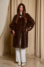 Γούνα με κουκούλα και στρας κοσμήματα καφέ